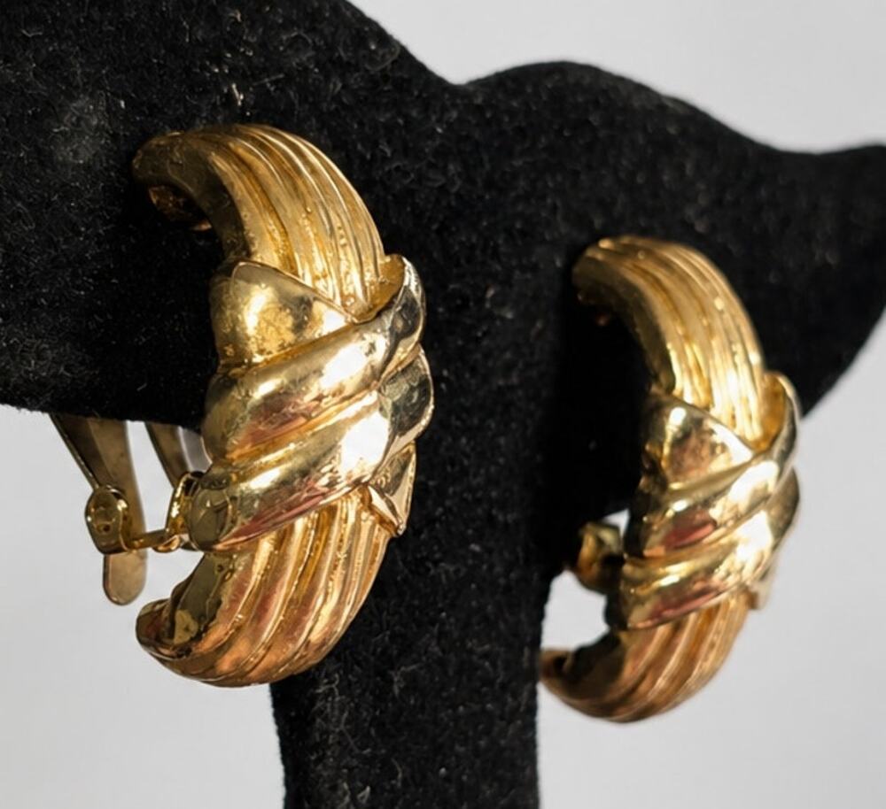 Vintage Crescent Hoop Clip-on Earrings 1.25” Gold-tone gc224